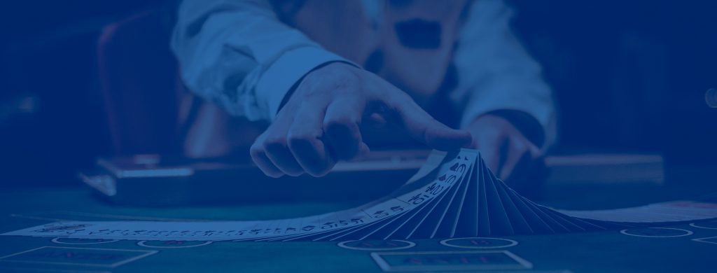 Croupier bat les cartes
