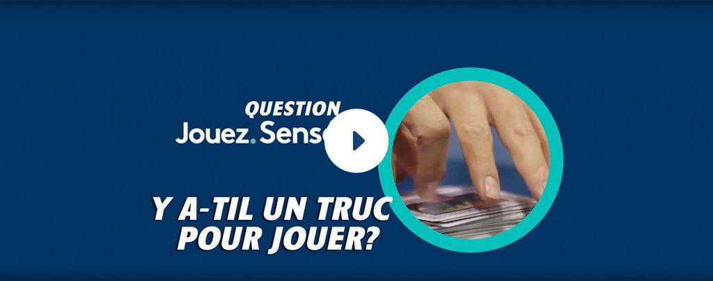 Y a-t-il un truc pour jouer? Des mains tiennent des cartes.