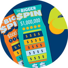 Main tenant une pièce de monnaie devant des billets INSTANT THE BIG SPIN et THE BIGGER SPIN.