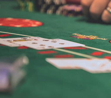 Les mains de deux hommes qui jouent au Blackjack.