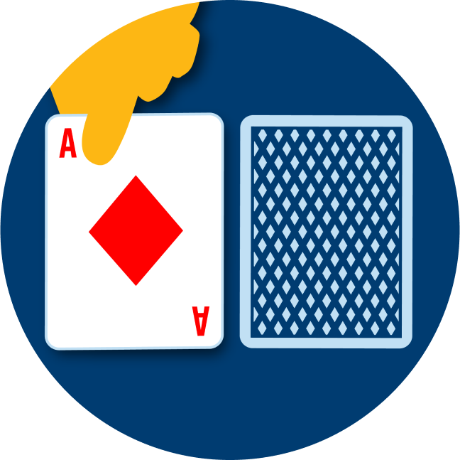一隻手翻開兩張牌中的其中一張，是一張方塊A。