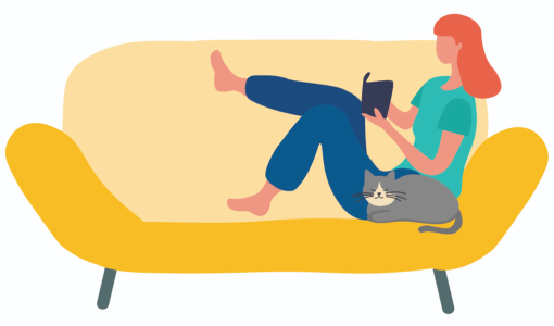 Une femme lit un livre, assise sur un canapé avec son chat.