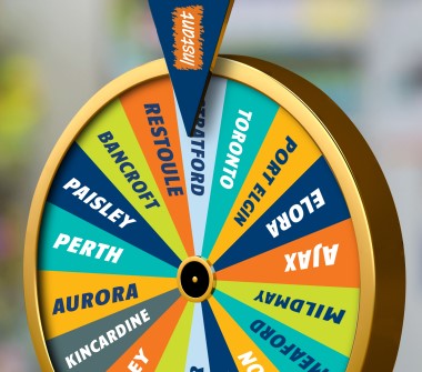 Il y a une roue sur laquelle sont inscrits différents noms de municipalités ontariennes. Un logo INSTANT sur l'indicateur montre qu'un gagnant peut provenir de n'importe où dans la province.
