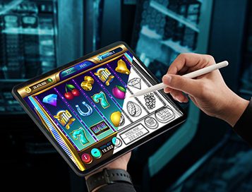 Sur fond de casino, une main tient un stylet et dessine sur une tablette montrant des dessins complets et des croquis d’icônes de jeux de machines à sous.